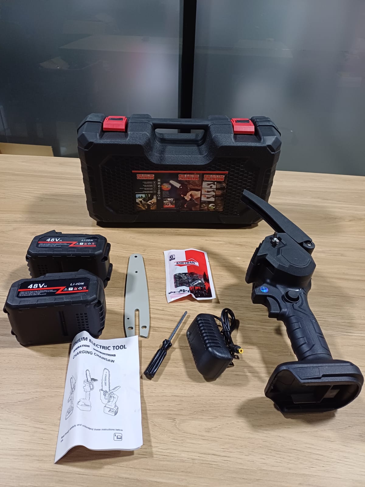 Mini Motosierra Portátil 2 en 1™ ¡Compra HOY y recibe Maleta Profesional + Batería Extra GRATIS!